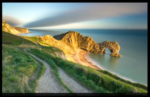 Jake Pike ganó en la categoría ‘Visón clásica joven’ con esta imagen de la última luz del día en Durdle Door, Jurassic Coast, Dorset. 