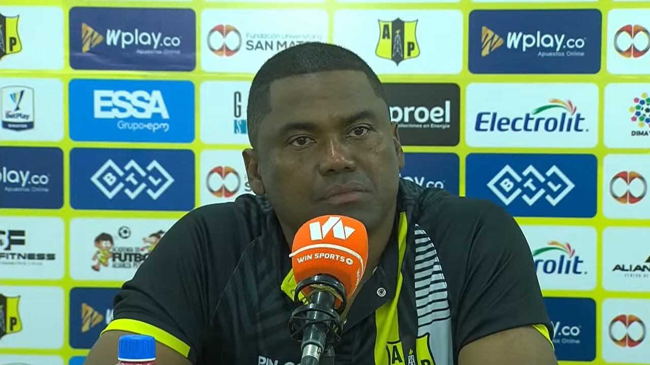 Bodhert hablando en rueda de prensa luego de la victoria sobre Santa Fe