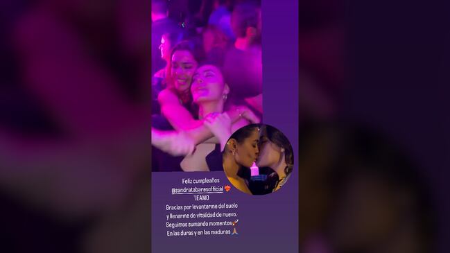 Joana Sanz, besándose junto a una amiga