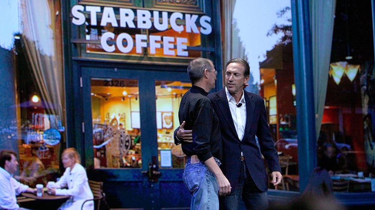 Howard Schultz buscó consejo en Steve Jobs, pero recibió una respuesta tan dura como inesperada.