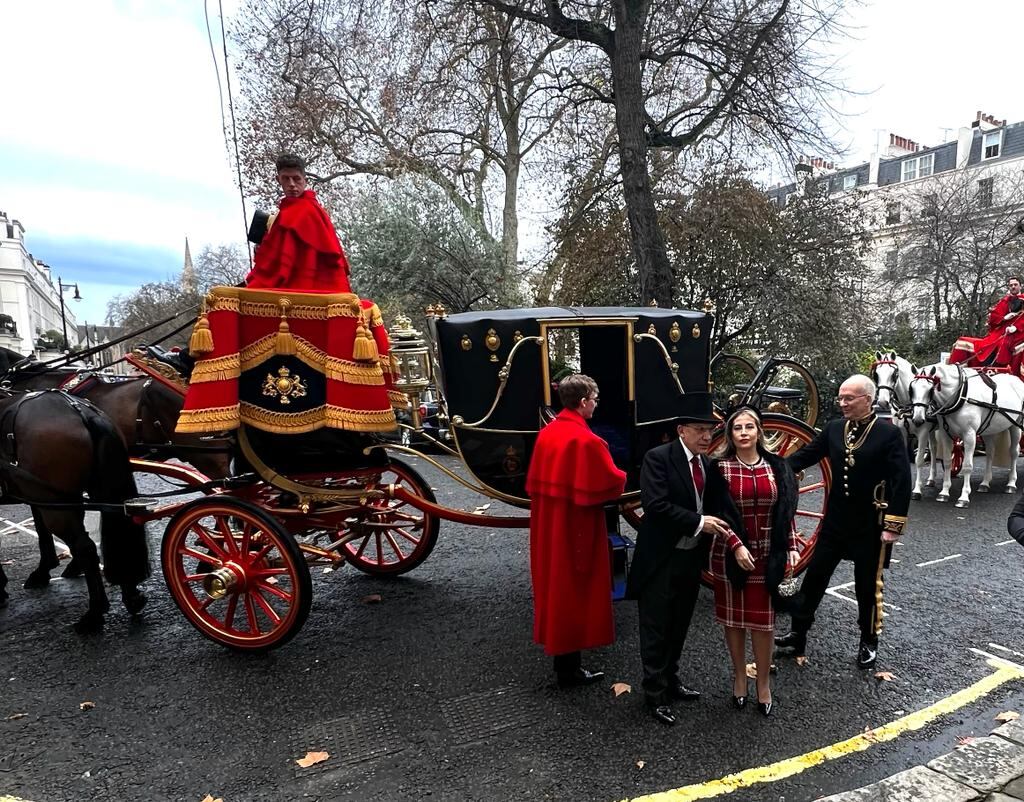 El embajador desciende de un carruaje real en Londres