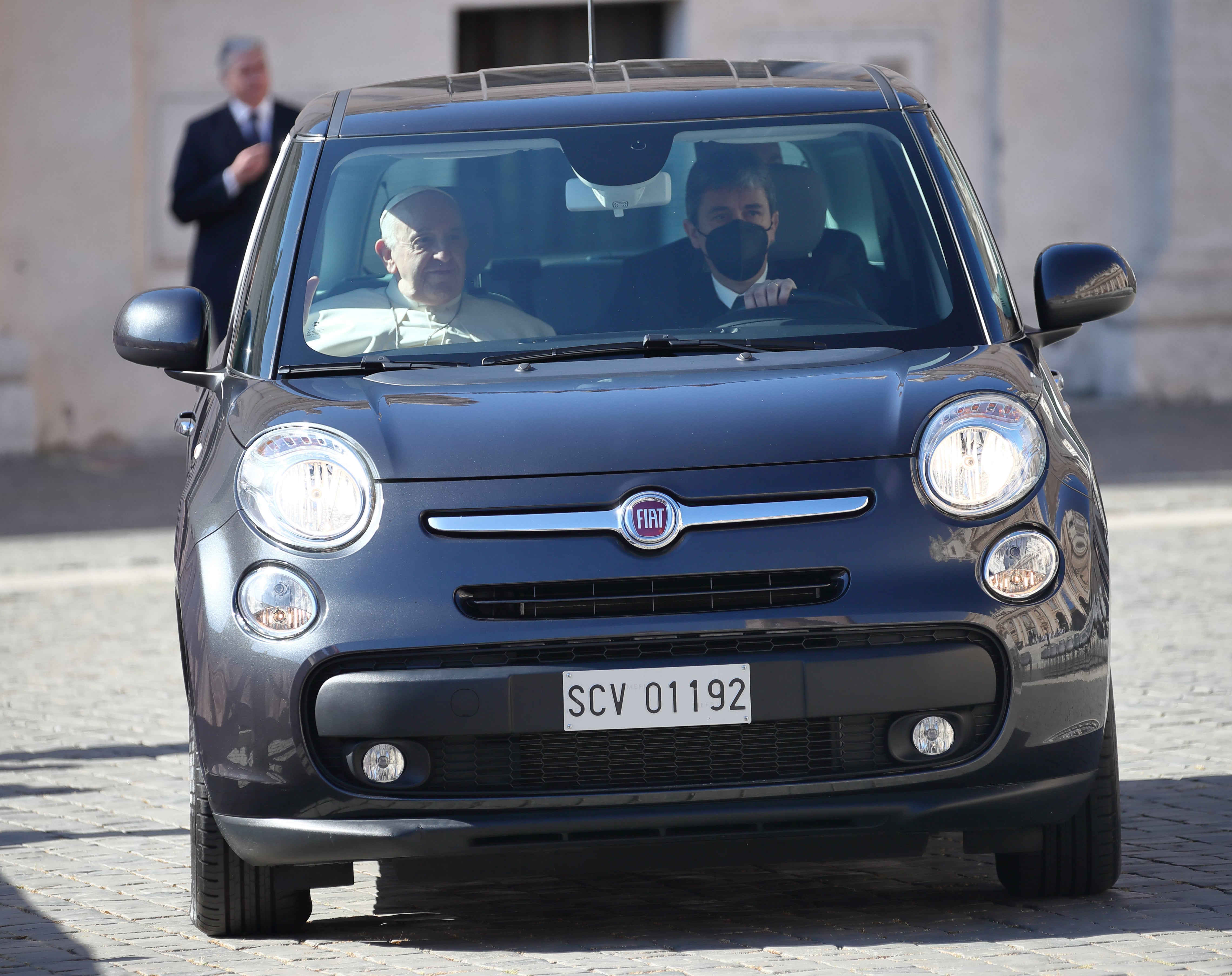 La llegada del Papa Francisco a bordo de un Fiat para la celebración de la Santa Misa del Domingo de Ramos en la Plaza de San Pedro. Ciudad del Vaticano (Italia), 10 de abril de 2022