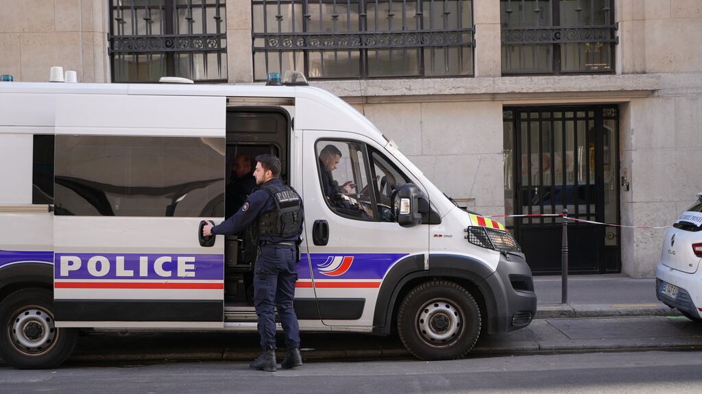 Agentes de policía permanecen apostados frente al edificio del Bank of America en París, el sábado 28 de marzo de 2026. (Foto AP/Nicolas Garriga)