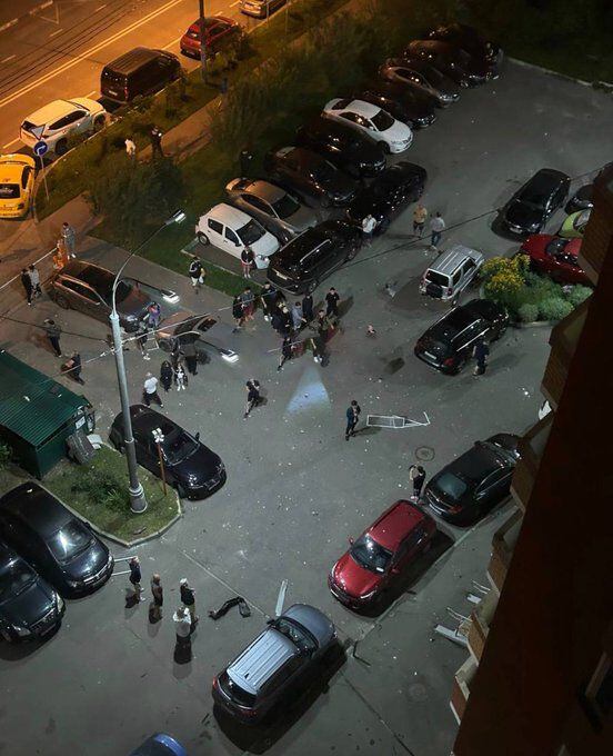 Se ven restos de un artefacto en el suelo de una zona residencial en Moscú