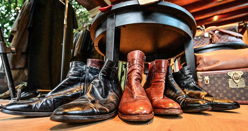 En la colección se encuentran zapatos y botines en cuero del escritor colombiano. 