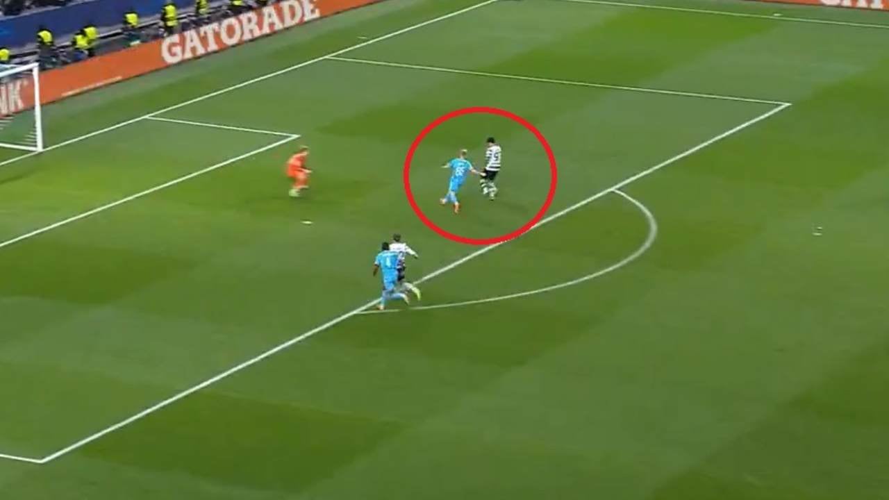 Momento exacto de la definición de Luis Suárez ante Brujas por la Champions.