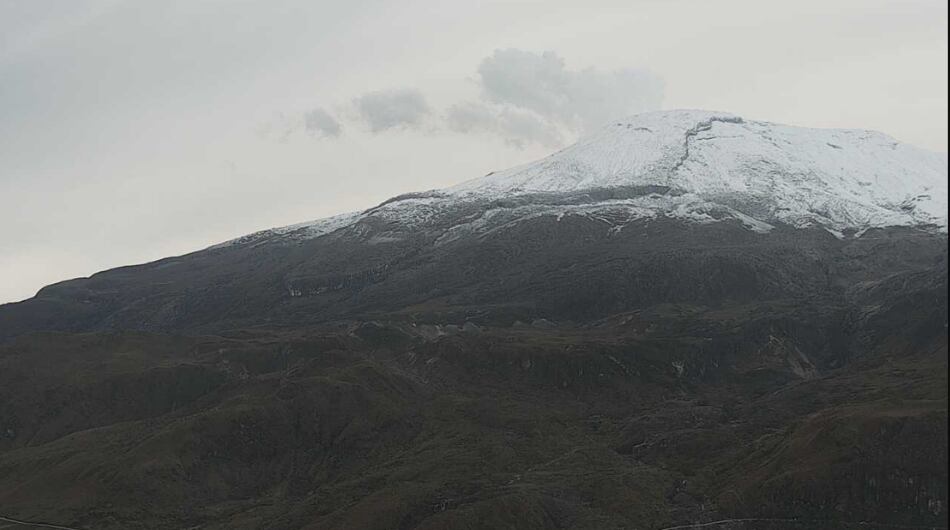 Panorámica del volcán Nevado del Ruiz en la mañana de este martes 18 de abril.