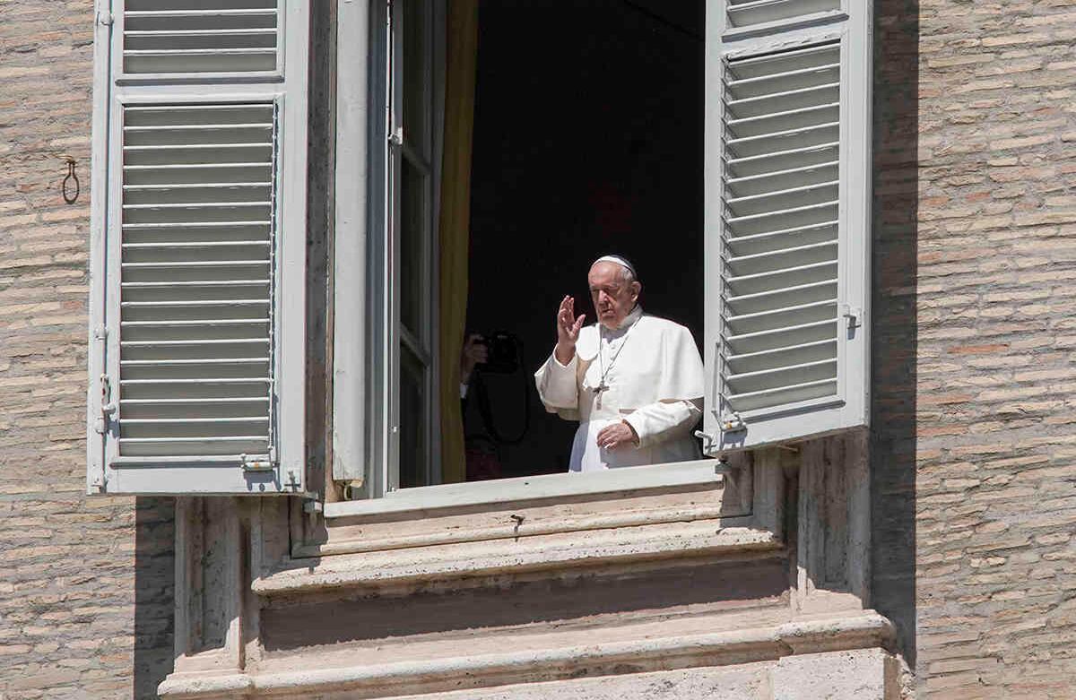 El Papa Francisco entrega su bendición desde la ventana de su estudio con vista a una plaza vacía de San Pedro, debido a medidas de bloqueo contra el coronavirus, en el Vaticano. AP-Andrew Medichini