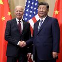 El presidente Joe Biden le da la mano al presidente chino Xi Jinping antes de una reunión bilateral, el sábado 16 de noviembre de 2024, en Lima, Perú. (Leah Millis/Foto de piscina vía AP)