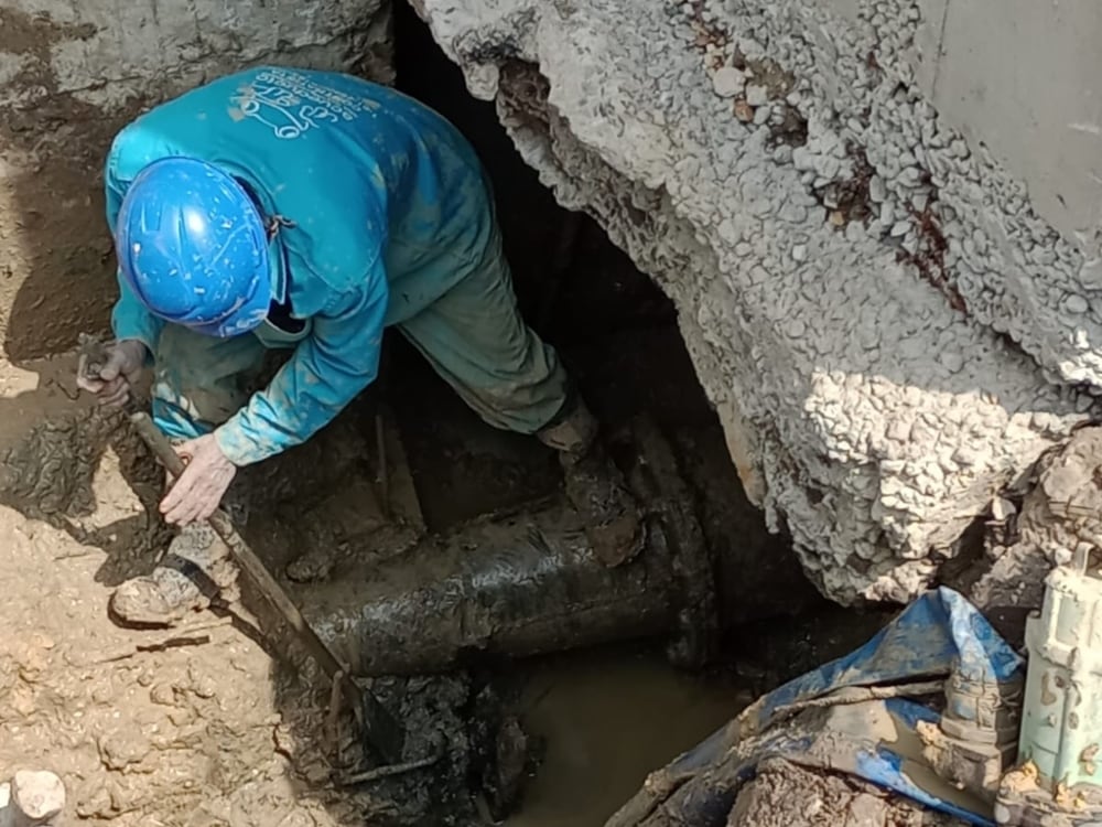 Técnicos del Acueducto de Bogotá atienden contingencia en tubería del barrio Tintal en Kennedy