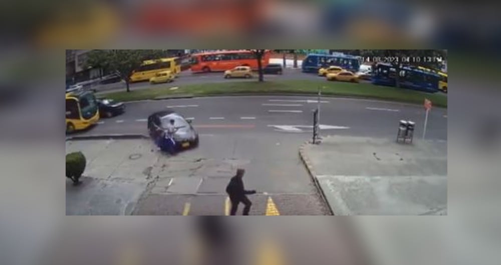 El carro atropelló a unos peatones y terminó dentro de un local comercial.