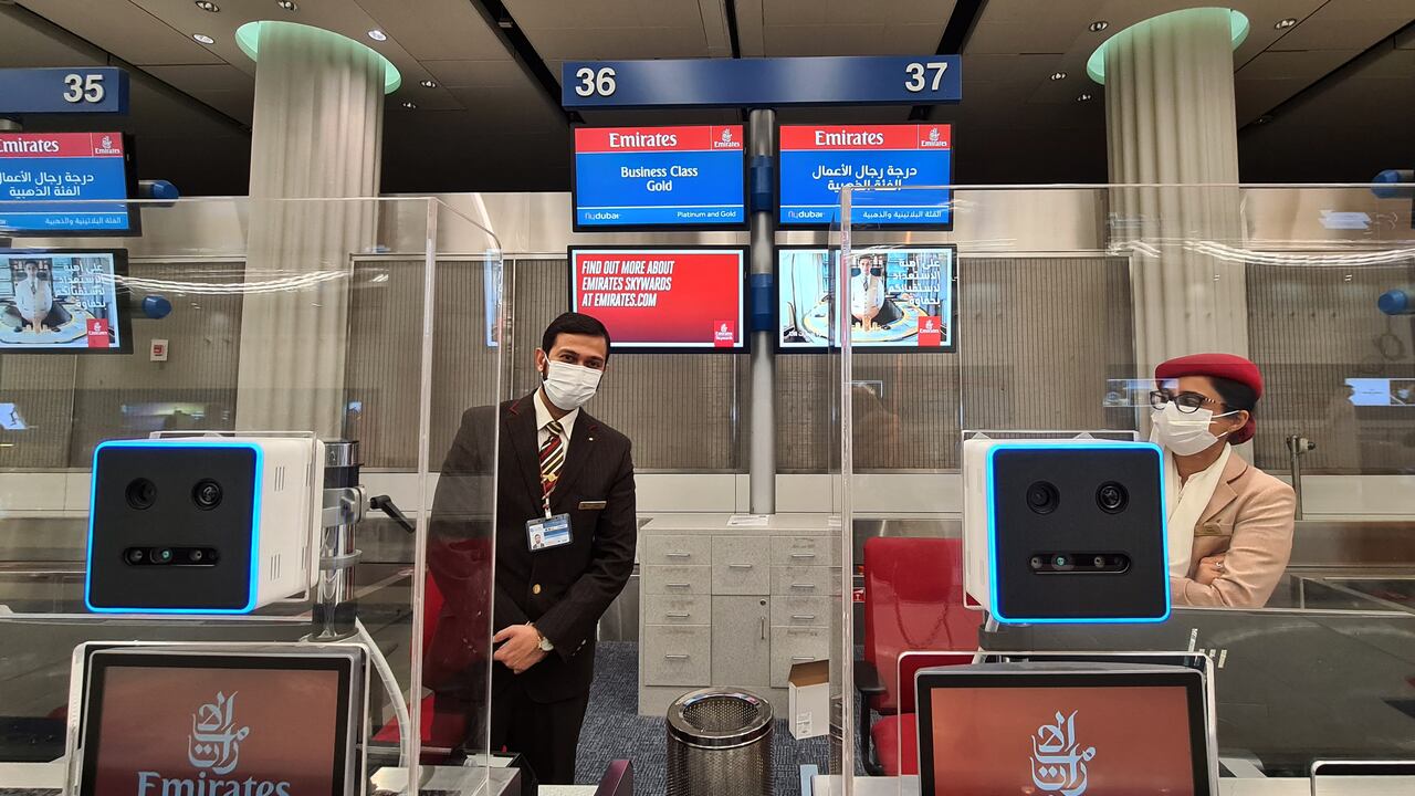 Solo son necesarios sus ojos para pasar por el aeropuerto de Dubái (Photo by Mohamad Ali Harissi / AFP)