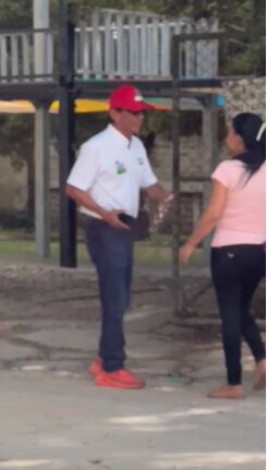 Campaña de Yahir Acuña entregando dinero.