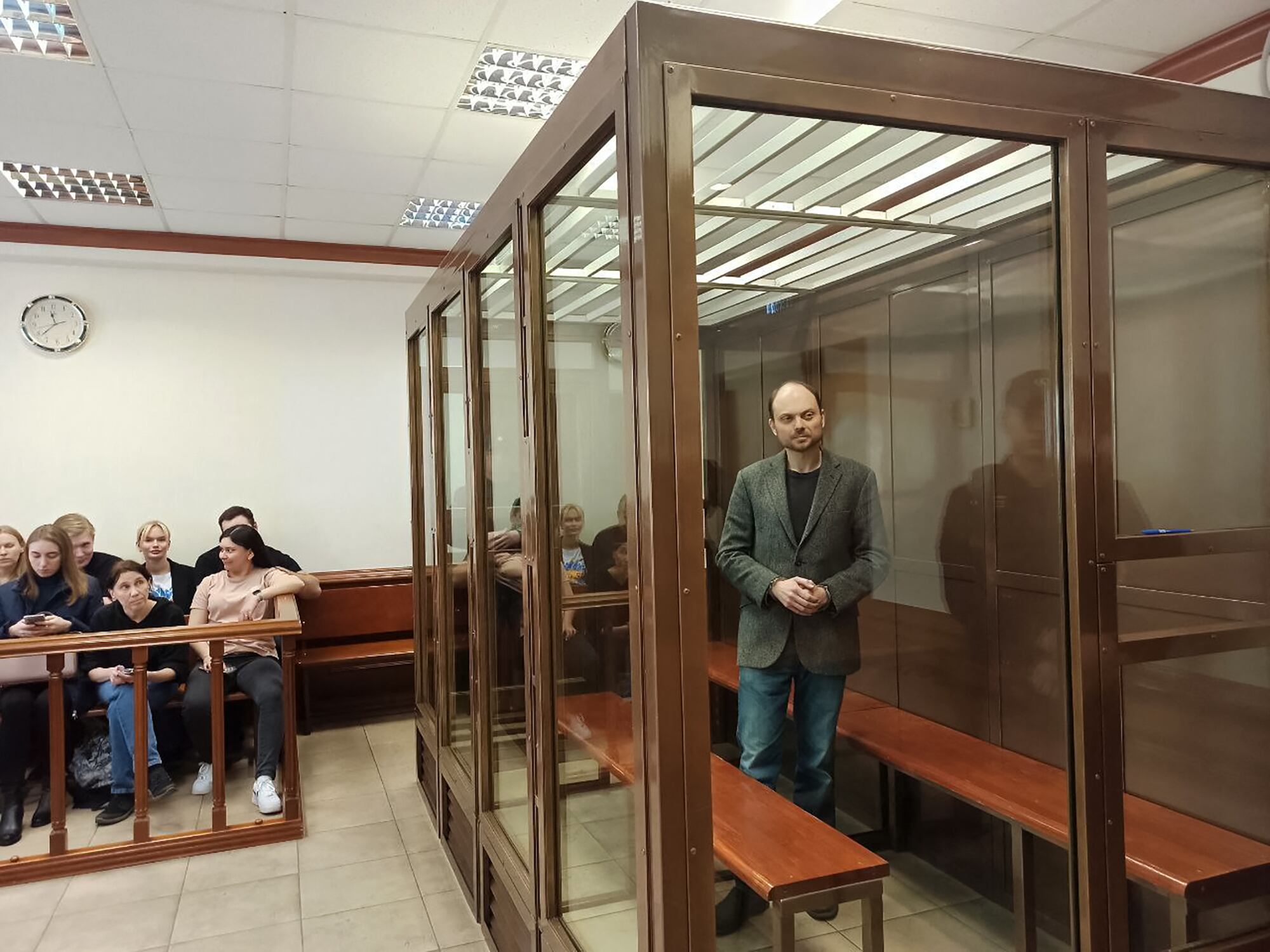 El líder opositor ruso, Vladimir Kara-Murza recibiendo su sentencia de 25 años de prisión.