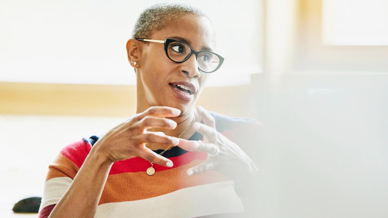 Este hábito es común y puede estar relacionado con la reducción de estrés o el aumento de la creatividad.