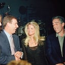 Andrés y Epstein fueron muy buenos amigos. A la izquierda, la mansión del pedófilo en la que el príncipe pasó una noche en 2001. Roberts dice que allí se acostó con ella.