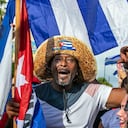 Exiliados cubanos se manifiestan en el restaurante Versailles en la Pequeña Habana de Miami en apoyo de los manifestantes en Cuba mientras miles de cubanos salieron a las calles en raras protestas el domingo 11 de julio de 2021 para quejarse de la falta de libertad y el empeoramiento de la situación económica. Foto: Pedro Portal / Miami Herald vía AP.