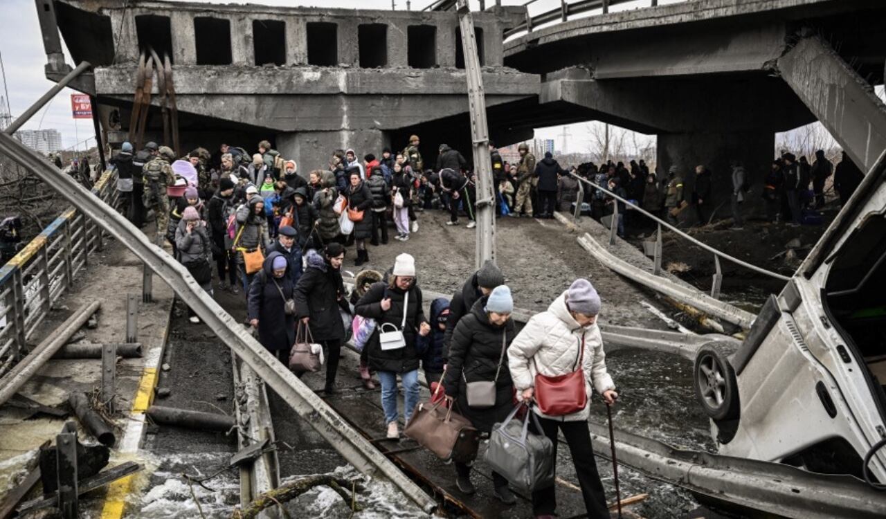 Los adultos mayores, con bastón en mano, deben cruzar difíciles obstáculos y largas distancias para salir de las ciudades atacadas en Rusia.