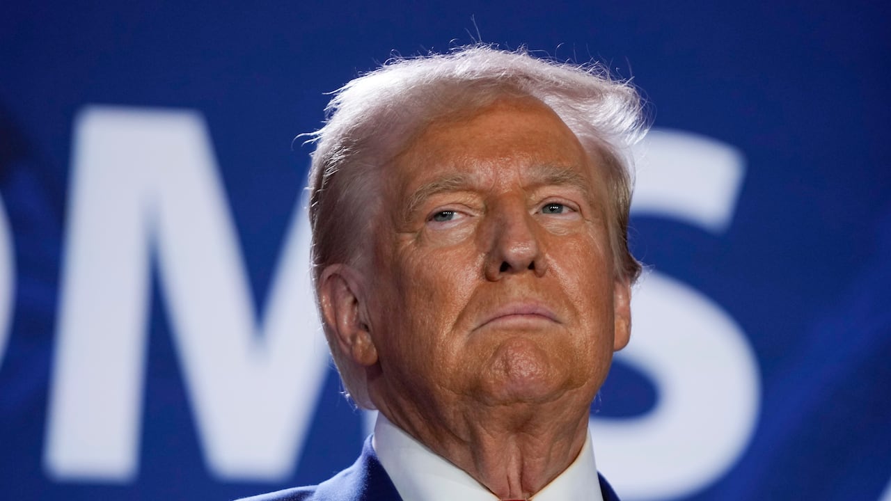 El candidato presidencial republicano, el expresidente Donald Trump, llega para hablar con la cofundadora de Moms for Liberty, Tiffany Justice, durante un evento en la convención anual del grupo en Washington, el viernes 30 de agosto de 2024. (Foto AP/Mark Schiefelbein)
