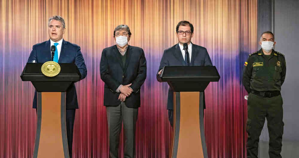 El fiscal Francisco Barbosa y el director de la Policía, general Óscar Atehortúa, informaron desde la Casa de Nariño la detención de otros presuntos participantes en el atentado que cobró la vida de 22 cadetes.