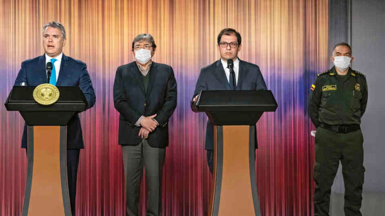 El fiscal Francisco Barbosa y el director de la Policía, general Óscar Atehortúa, informaron desde la Casa de Nariño la detención de otros presuntos participantes en el atentado que cobró la vida de 22 cadetes.