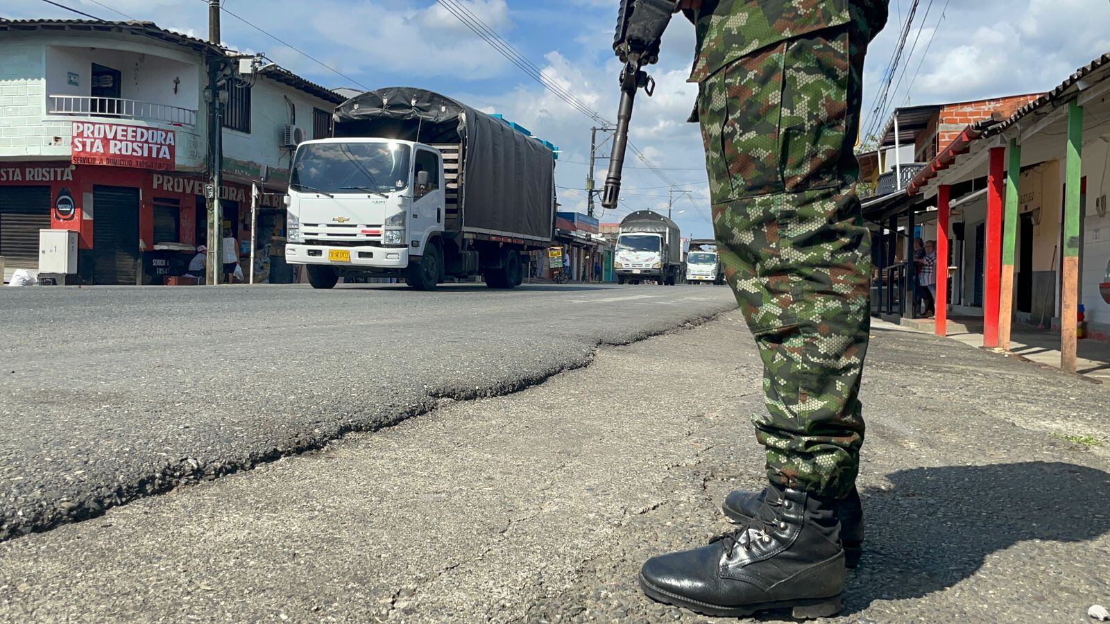Con caravanas de la Fuerzas Militares son movilizados los vehículos en el Bajo Cauca, antioqueño.