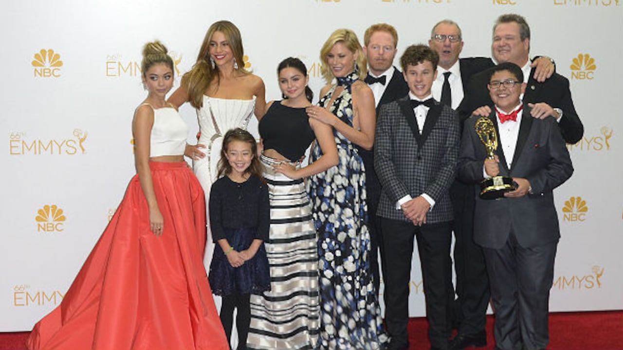 Los integrantes del reparto de la serie 'Modern Family,' ganadores de mejor serie de comedia por 'Modern Family,' posan durante la ceremonia 66 edición de los premios Emmy.