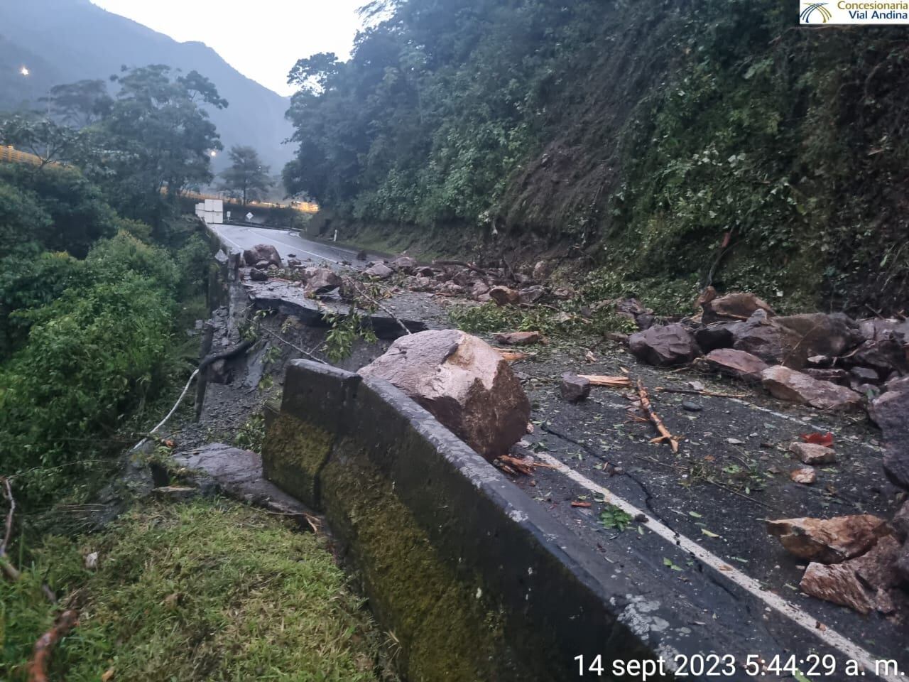 Por la caída de rocas de gran tamaño, la vía se encuentra cerrada por precaución.