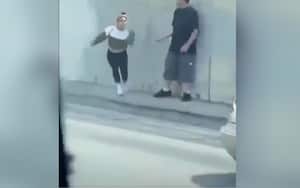 Mujer que se lanza a un carro tras discutir con su novio se vuelve viral