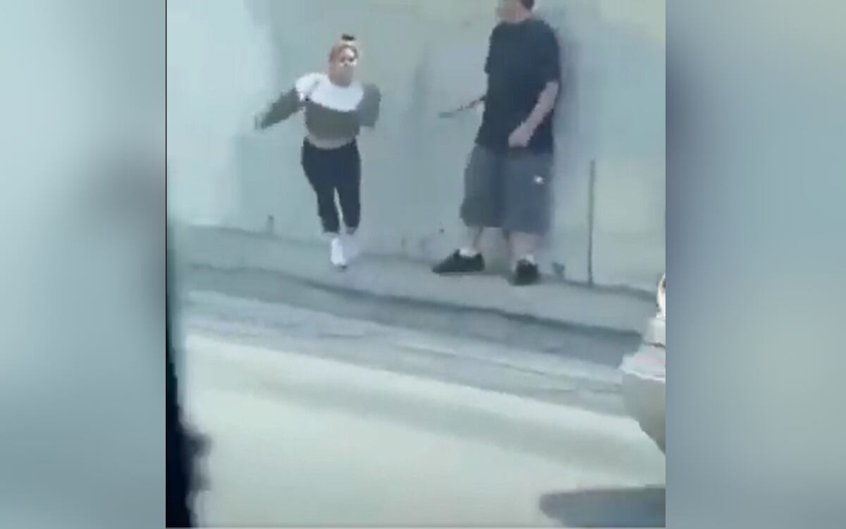 Mujer que se lanza a un carro tras discutir con su novio se vuelve viral