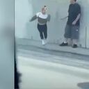 Mujer que se lanza a un carro tras discutir con su novio se vuelve viral