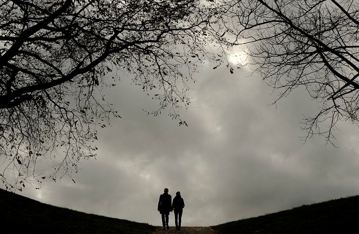 Una pareja camina por el parque La Ciudadela en Pamplona, España. (AP)