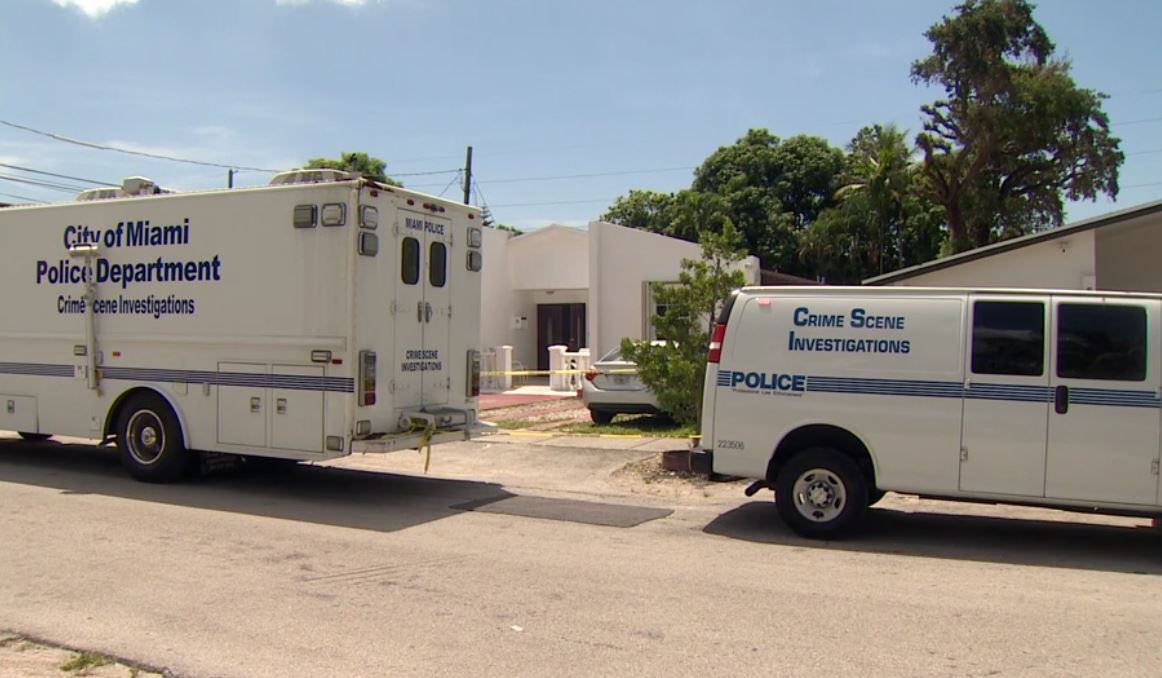 Patrullas y agentes de policía en el asilo de Miami tras un homicidio.