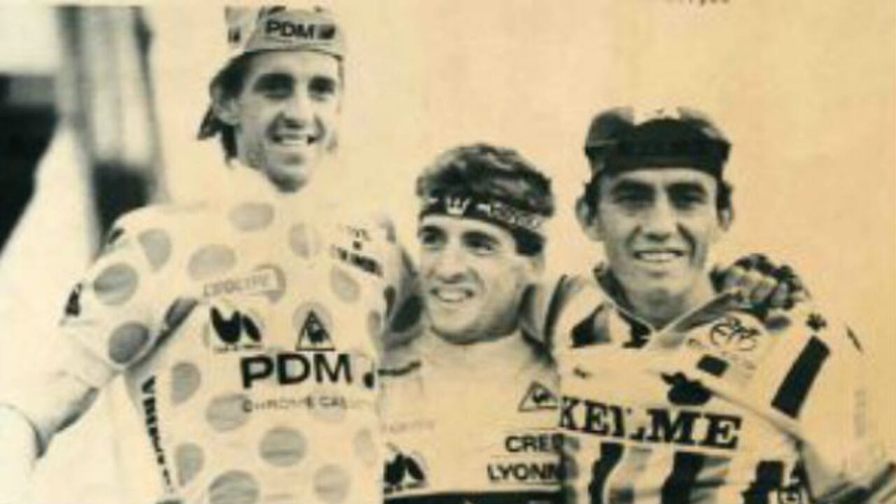 Este es el podio del Tour 88: Delgado (al centro) junto con el holandés Steven Rooks, por el cuestionado equipo PDM y el colombiano Fabio Parra, que terminó tercero, con la escuadra Kelme.