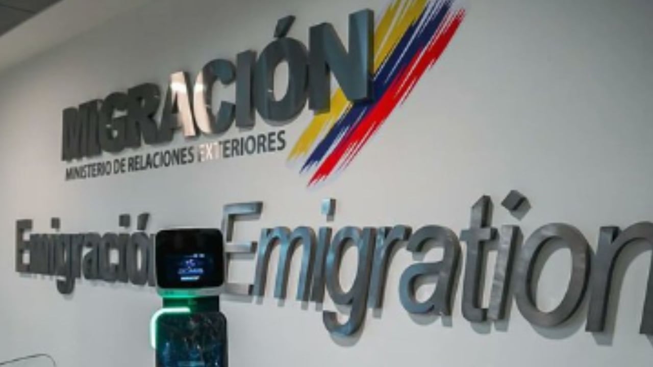 El sistema de reconocimiento biométrico agiliza el proceso de control migratorio en el Aeropuerto Internacional Palonegro de Bucaramanga.