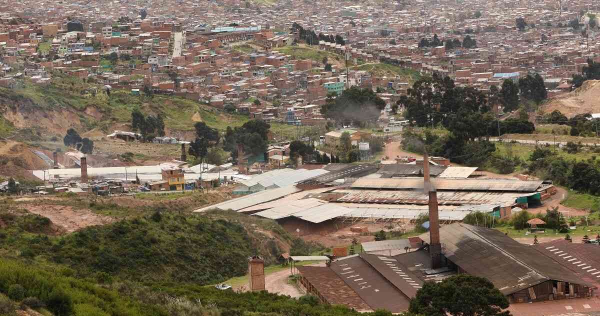 En la localidad de Tunjuelito están ubicadas grandes empresas cementeras del país. Foto: León Darío Peláez/Semana