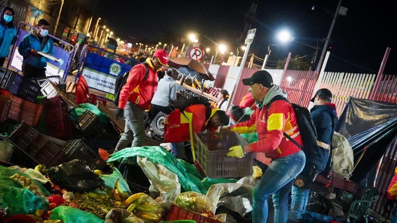 En megaoperativo de las autoridades en María Paz, en Kennedy, se destruyeron 2.158 kilos de alimentos en descomposición.