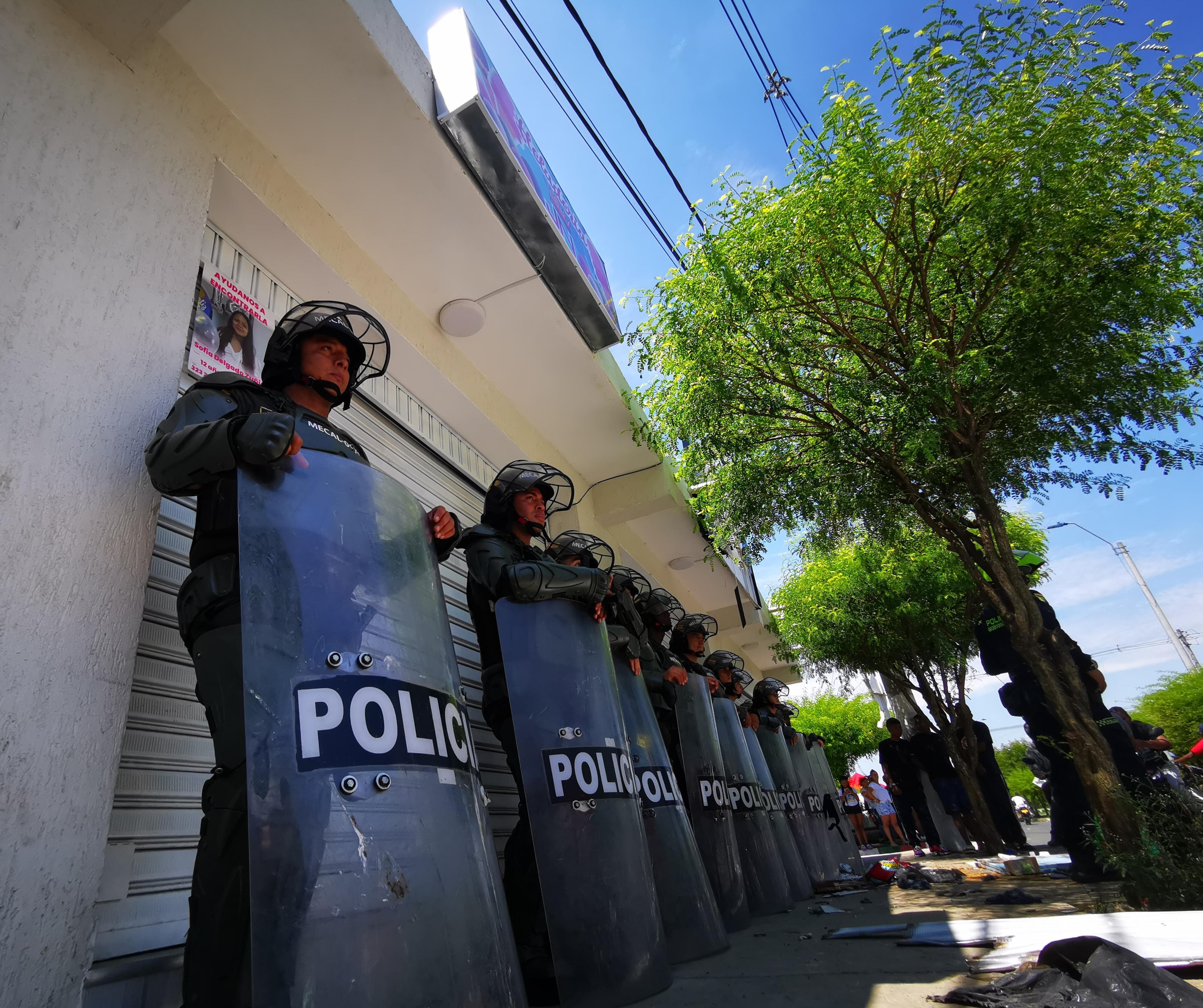 La Policía hizo presencia en el barrio La Victoria, en Villagorgona, Candelaria, luego de que la población intentó quemar la casa de los presuntos responsables del crimen de Sofía Delgado. Foto: Jorge Orozco