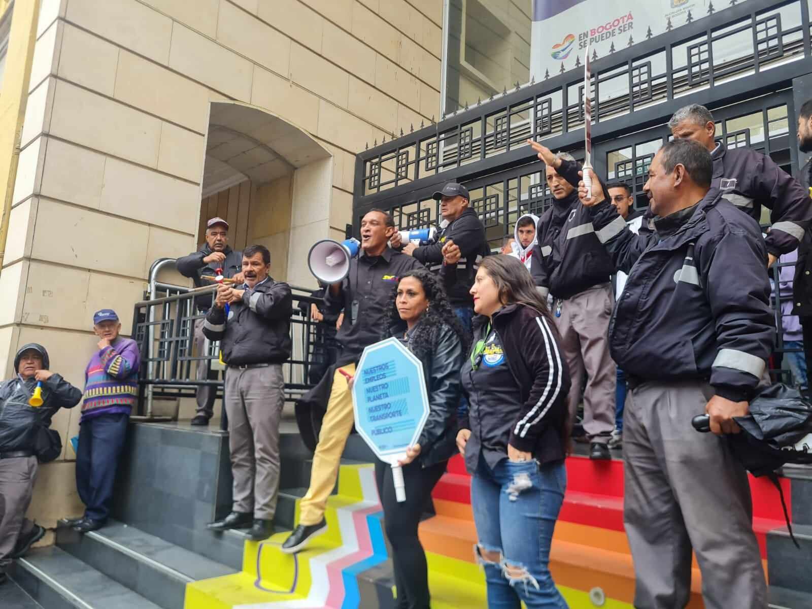 Los trabajadores hicieron un plantón en la Alcaldía de Bogotá y radicaron un pliego de peticiones.