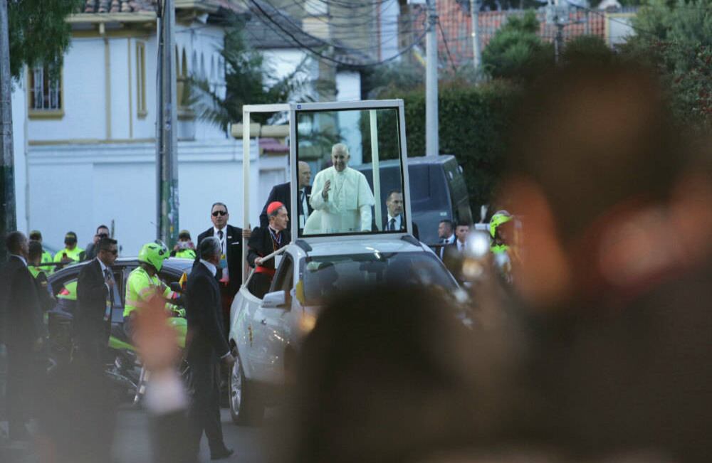 El obispo de Roma hizo un recorrido en el papamóvil desde Catam hasta la Nunciatura, donde lo esperaban al menos mil personas, entre ellos jóvenes que vivieron en el antiguo Bronx y decidieron darle un giro a su vida. Foto: Juan Carlos Sierra / SEMANA