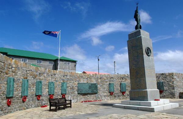 En 1983, Gran Bretaña le otorgó ciudadanía plena a los malvinenses y bajo la Constitución de 1985 las islas se volvieron autónomas.