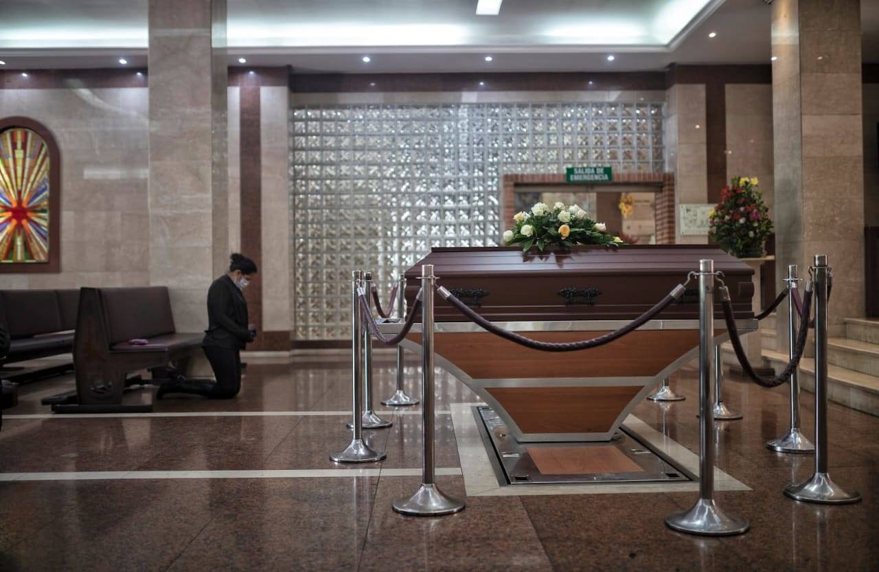 Habitualmente, la eucaristía de unas exequias dura una hora e incluye las palabras de alguno de los familiares. En tiempos de coronavirus, la eucaristía es una pequeña ceremonia de diez minutos y difícilmente hay espacio para que alguien diga unas palabras. Reportaje gráfico: Esteban Vega La-Rotta