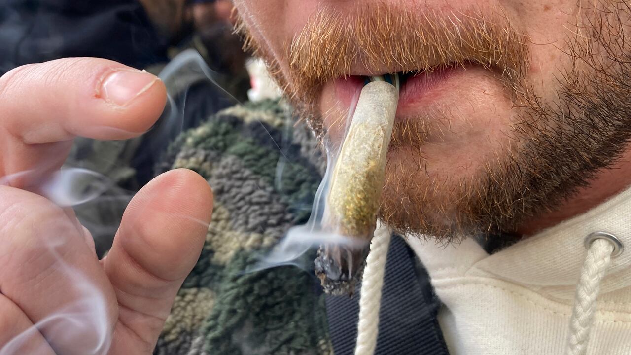 ARCHIVO - Un hombre fuma marihuana en Lower Manhattan afuera del primer dispensario legal de marihuana recreativa en Nueva York el jueves 29 de diciembre de 2022. (AP Foto/Ted Shaffrey, Archivo)