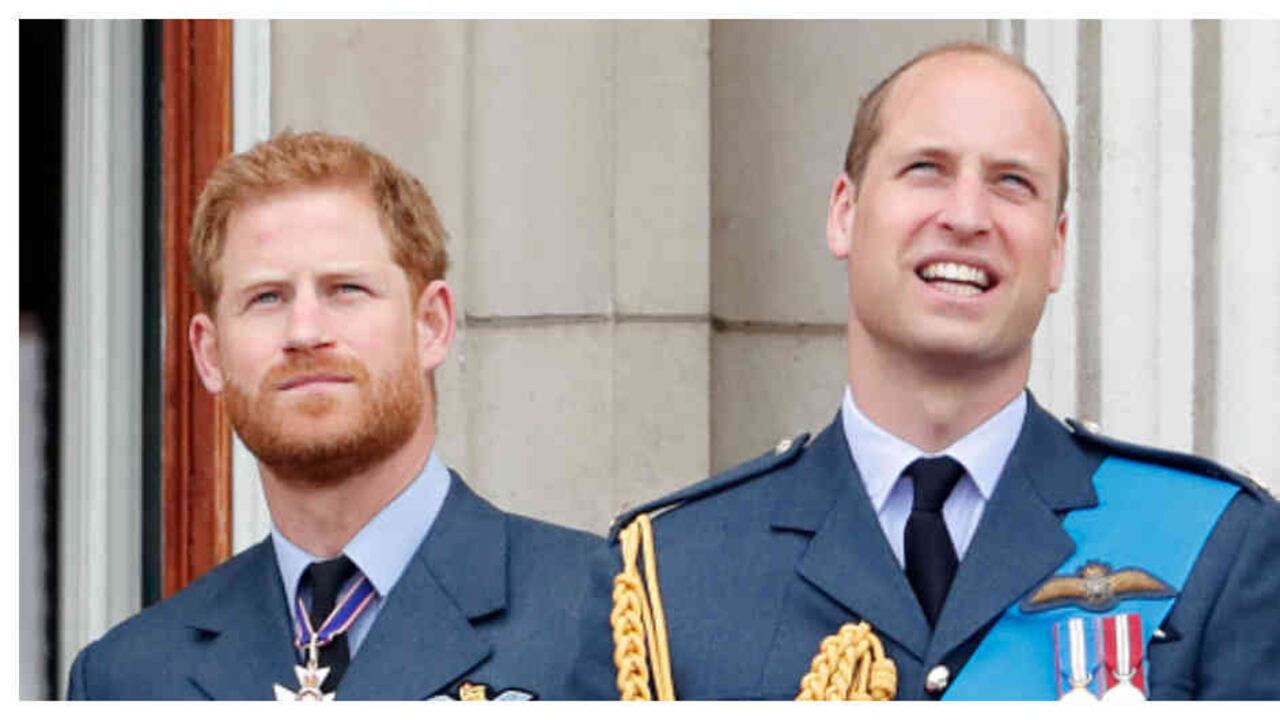 Los príncipes Harry y William en el balcón del Palacio de Buckingham