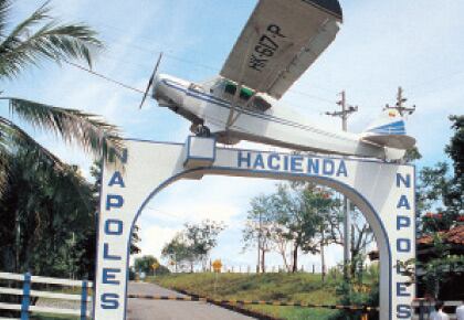 Pablo Escobar coronó la entrada de la Hacienda Nápoles con la avioneta en la que transportó su primer cargamento de coca a Estados Unidos.