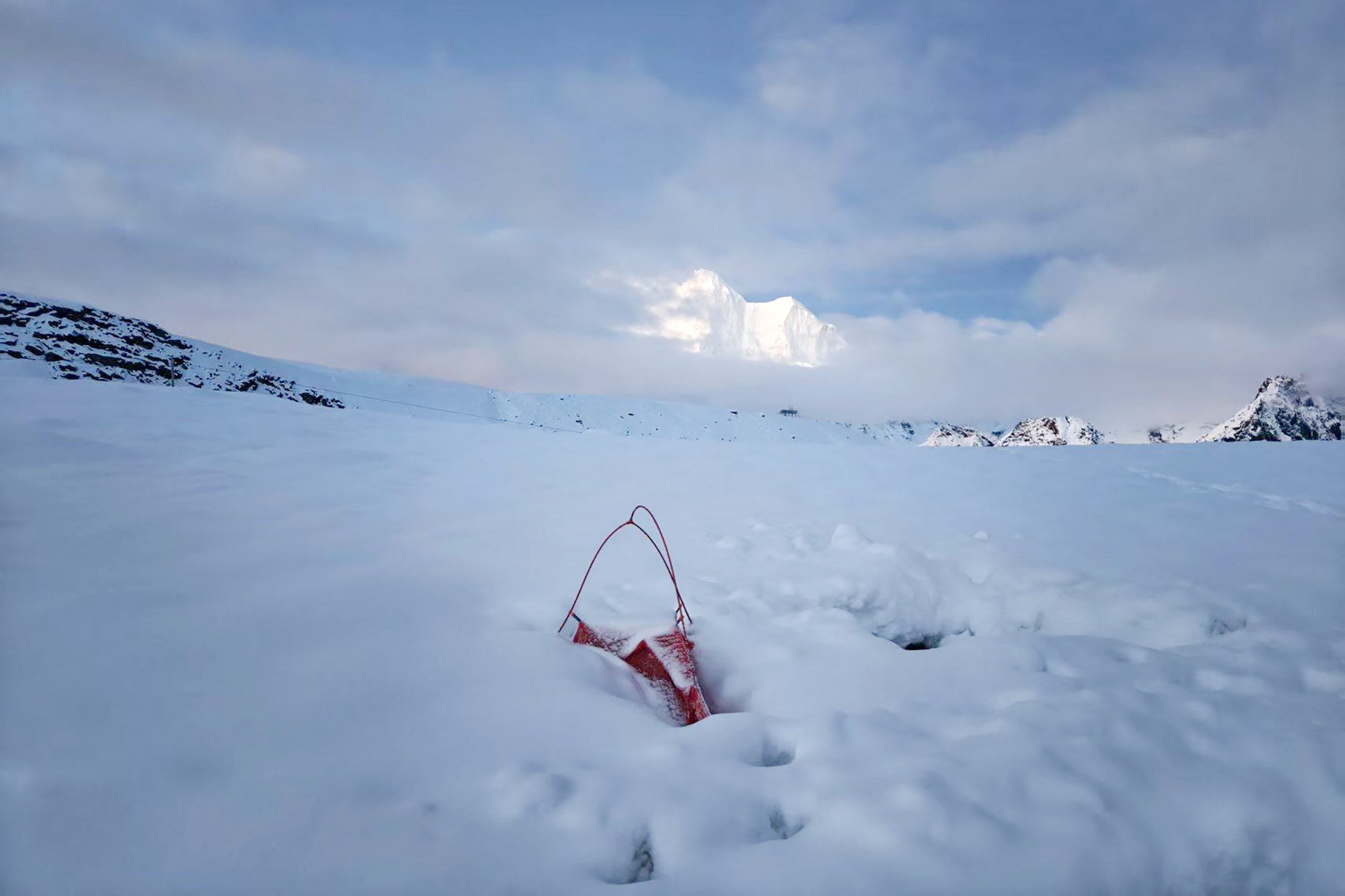 Una tienda enterrada en la nieve