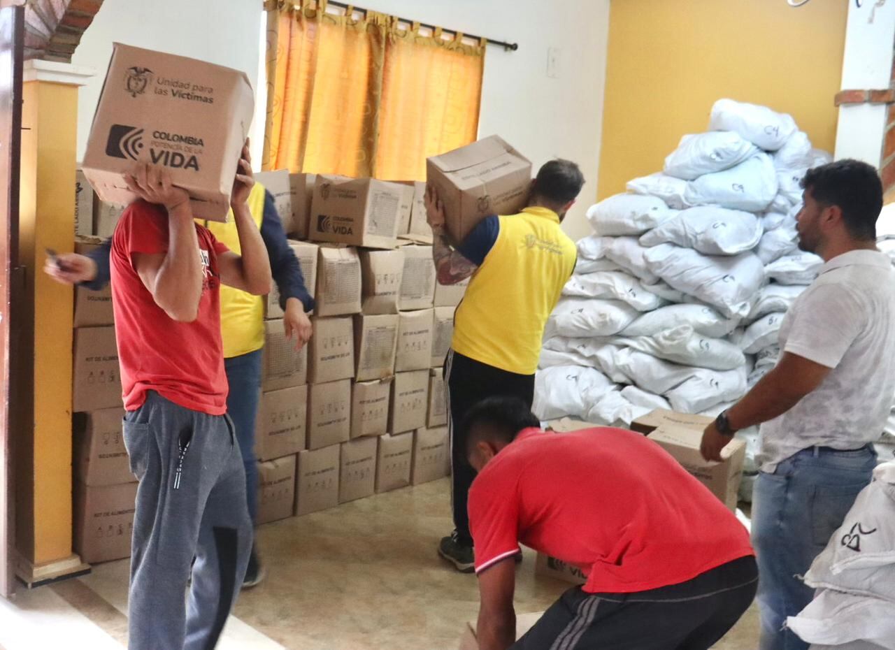 Cerca de 750 equipos de alimentos fueron entregados a los campesinos que se vieron obligados a desplazarse desde El Plateado hacia el casco urbano de Argelia, Cauca.