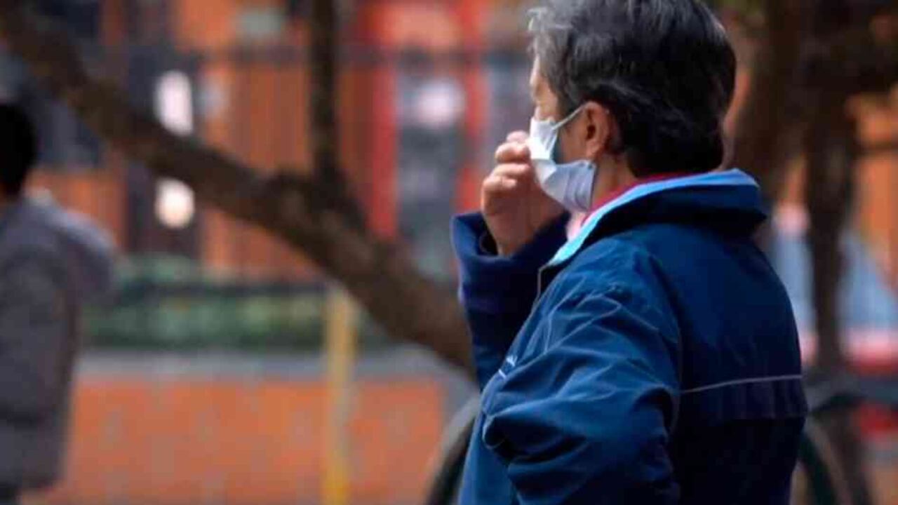 La dos infecciones producen síntomas similares a gripe, como fiebre, escalofríos, dolor muscular, fatiga.