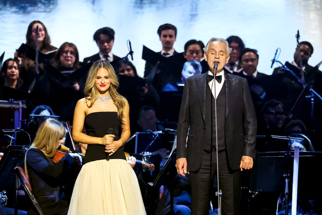 Andrea Bocelli compañado por Pia Toscano en diciembre de 2024, en, California. (Photo by Amy Sussman/Getty Images)