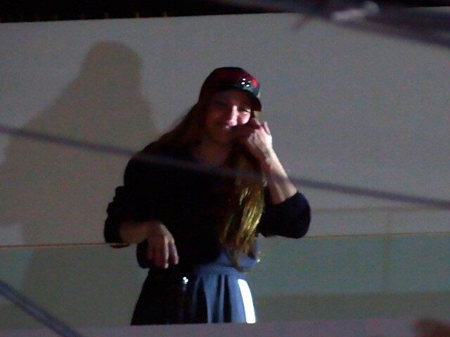 Shakira saludando desde su balcón
